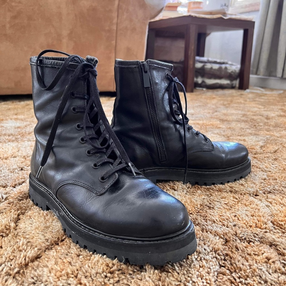 Women size 8
Black Full-Grain Leather
Barely used - in mint condition